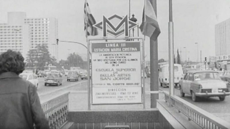Nodo - Noticias de Barcelona 1975 - Mural de los alumnos de Bellas Artes San Jorge en el metro - NODO | Ver