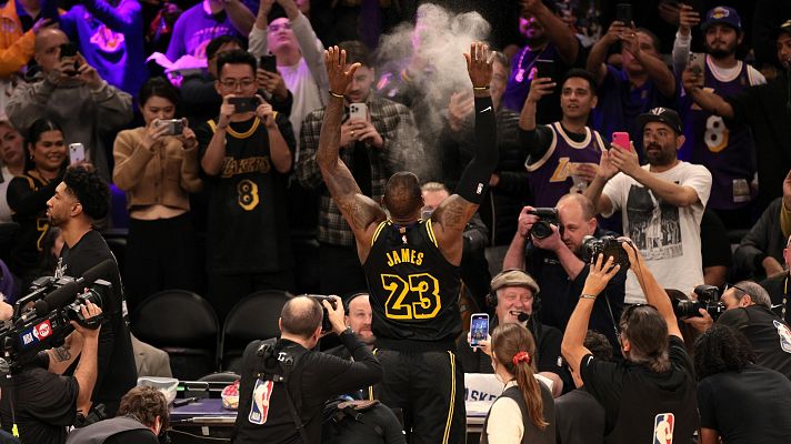 Telediario 2 - LeBron James cumple cuatro décadas y sigue ampliando el libro de la historia