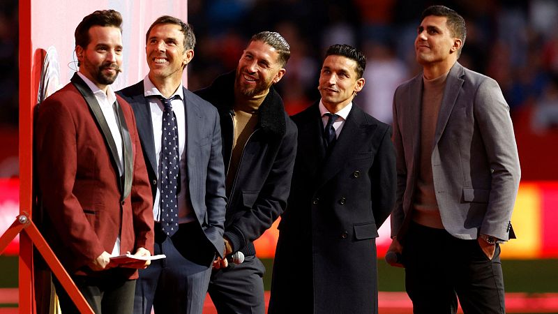 Jesús Navas se despide de un Pizjuán lleno junto a otras leyendas - Telediario 2 | Ver