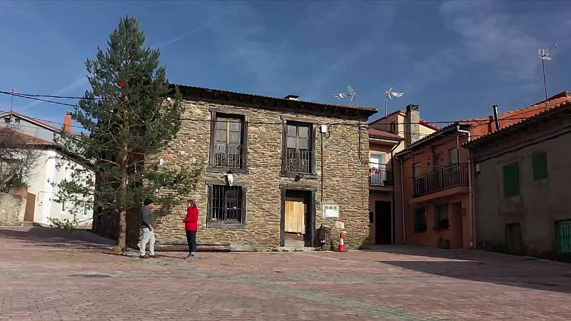 La Navidad en pueblos aislados, más íntima que en la ciudad - Telediario 2 | Ver