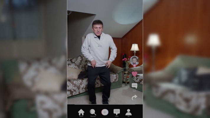 Un padre se comunica con su hija a través de TikTok