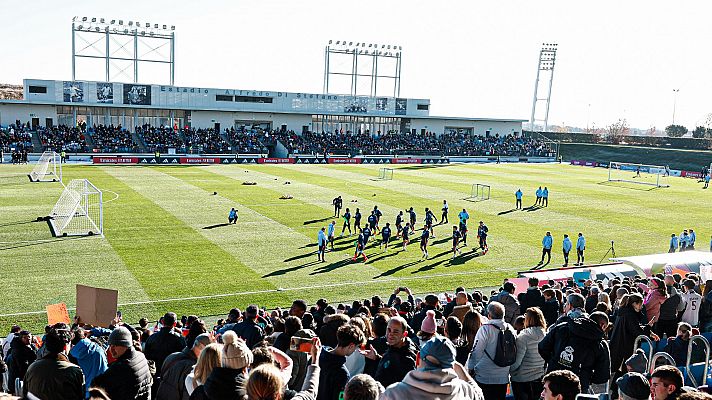 Lleno en Valdebebas para ver el último entrenamiento del año del Real Madrid