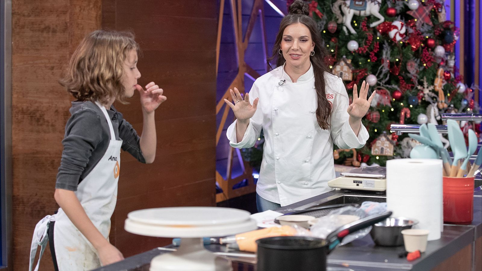 Inés Hernand ayuda a Ana en MasterChef Junior 11 - MasterChef | Ver