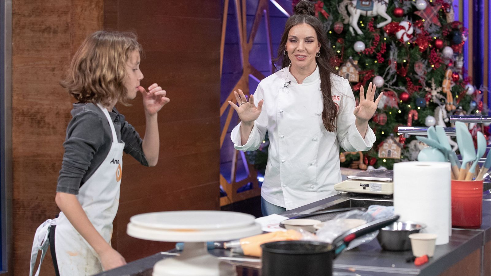 Inés Hernand ayuda a Ana en MasterChef Junior 11