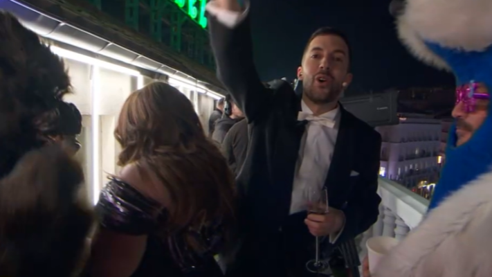 Campanadas de Fin de Año - Lalachus y David Broncano van locos con el Champín y las mascotas de la Puerta del Sol, ¡Feliz 2025, niño!