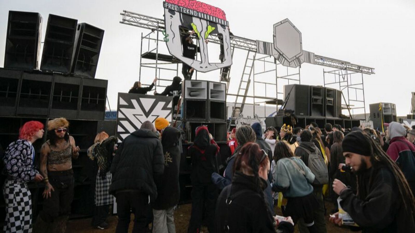 Unas 5.000 personas continúan en una fiesta ilegal de Nochevieja