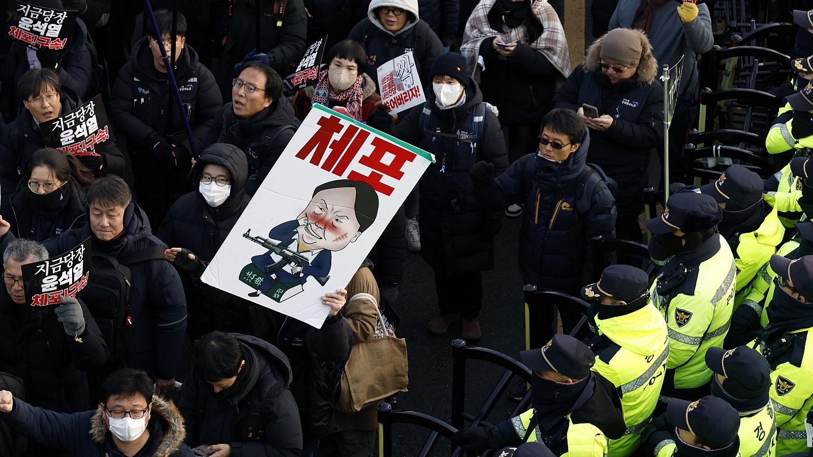 El equipo de seguridad del presidente coreano impide que lo detengan