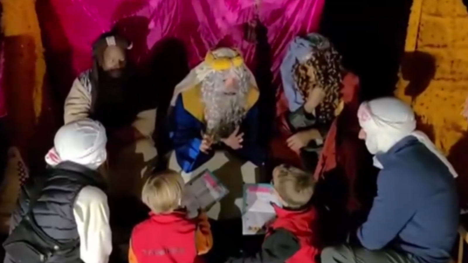 Los Reyes Magos charlan con algunos niños en Marruecos | Ver