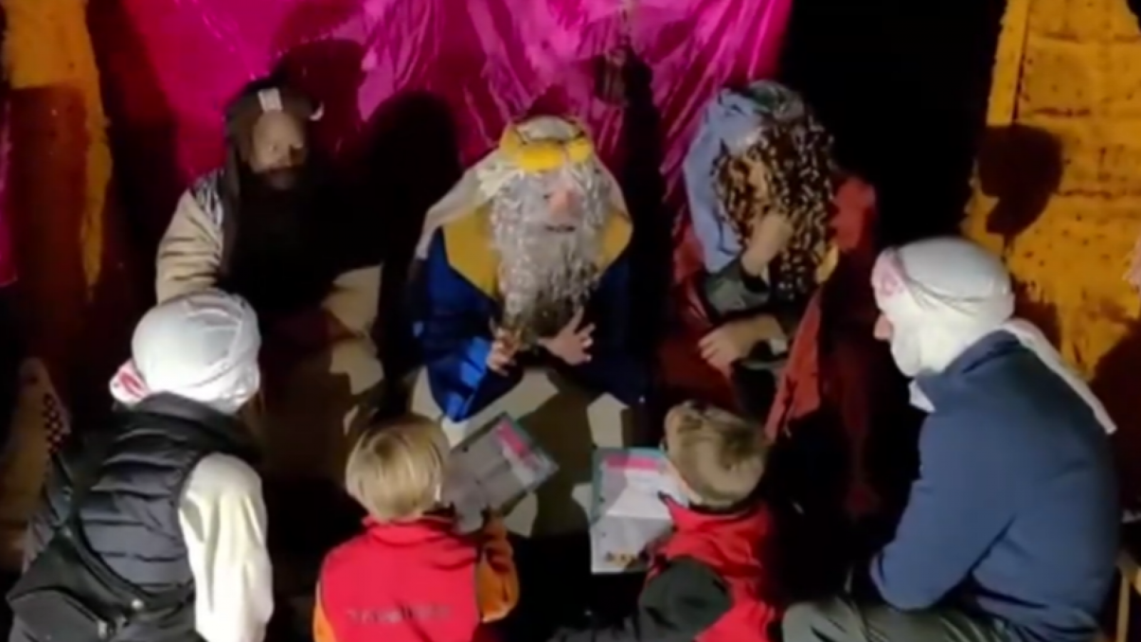 Los Reyes Magos charlan con algunos niños en Marruecos