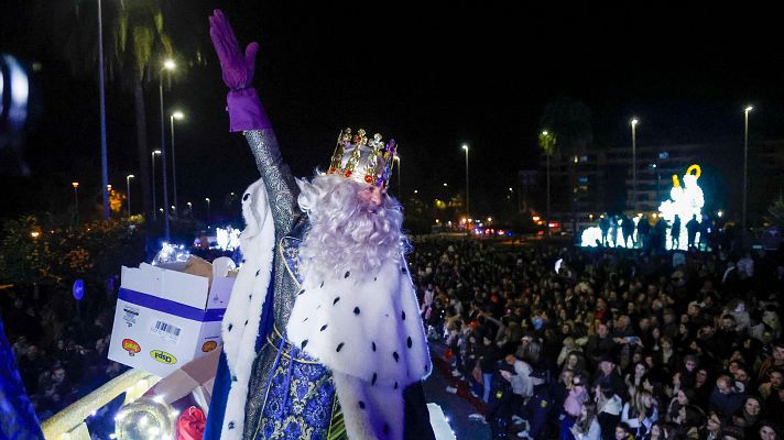 Lluvia de alegría y color en las cabalgatas anticipadas