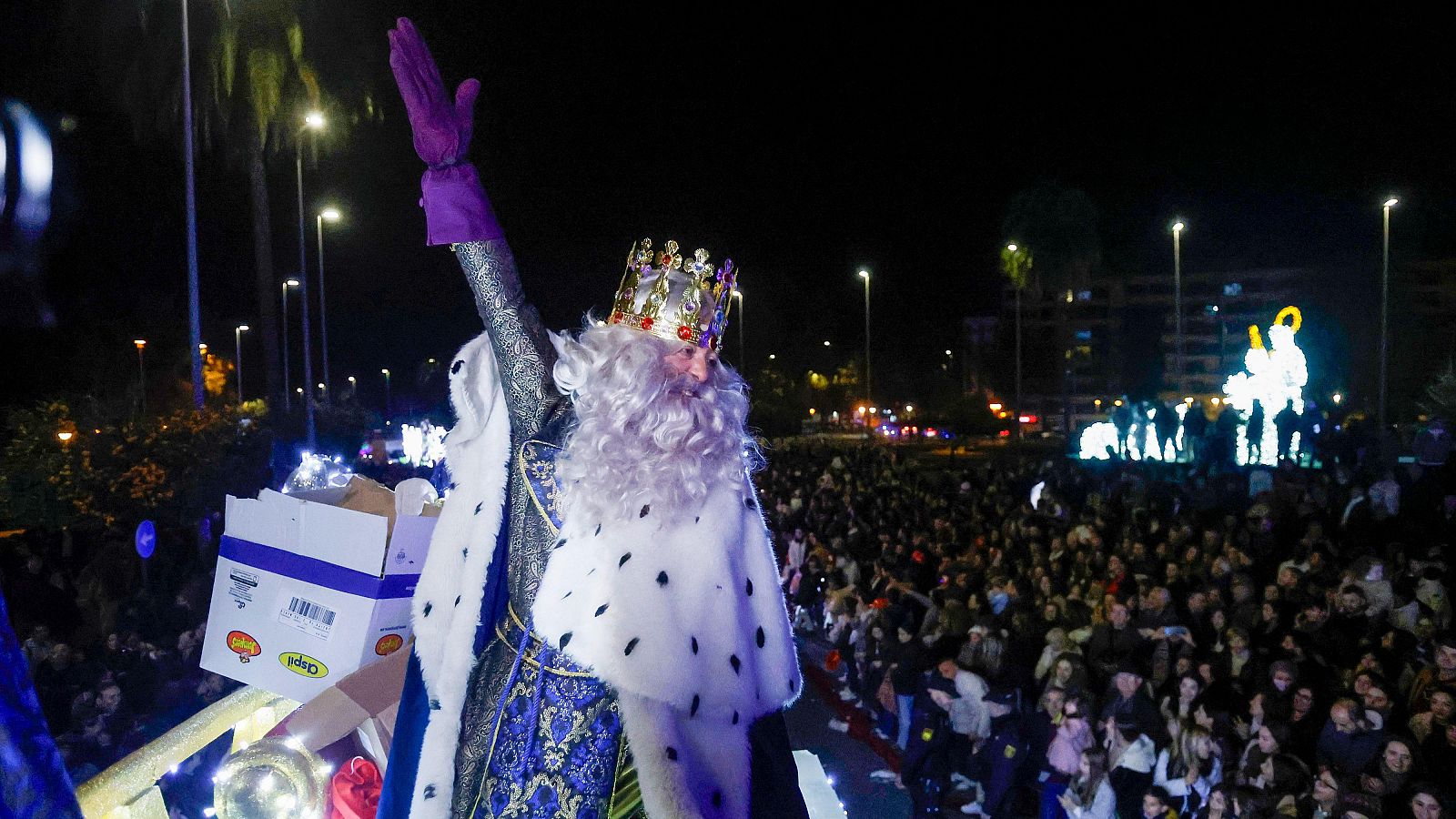 Las cabalgatas anticipadas llenan las calles en la víspera de la noche de Reyes y esquivan la lluvia