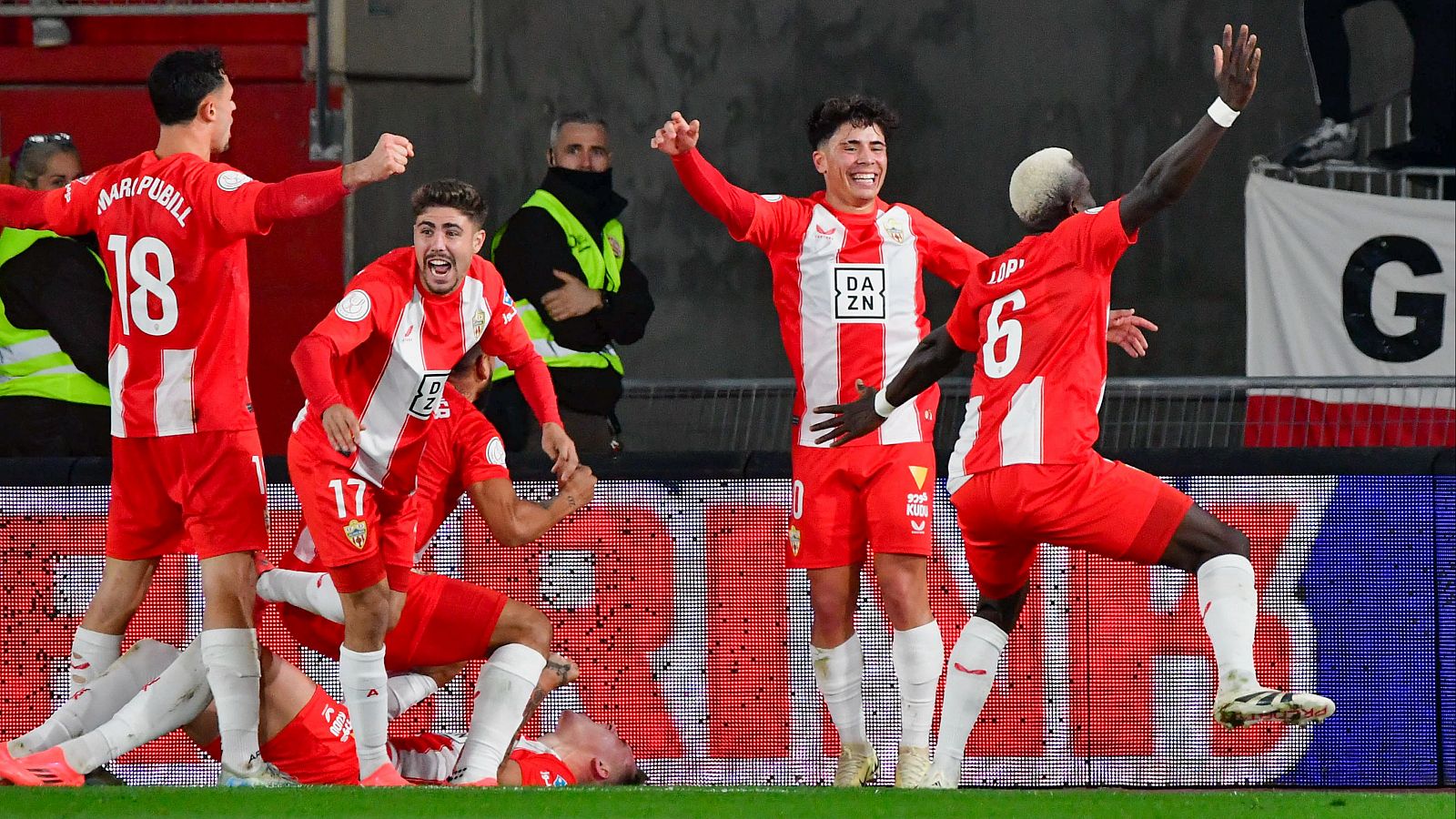 Copa del Rey | El Almería elimina al Sevilla en Dieciseisavos - Telediario Fin de Semana | Ver