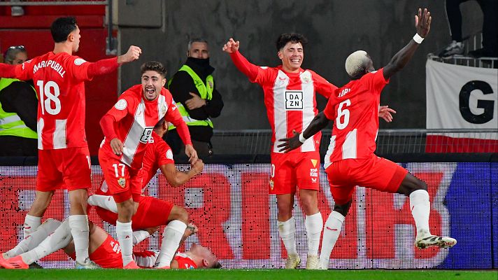 El Almería da la sorpresa goleando al Sevilla para pasar a octavos de Copa