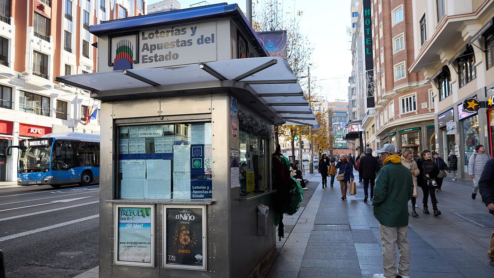 Los compradores adquieren los últimos décimos para el Niño | Ver