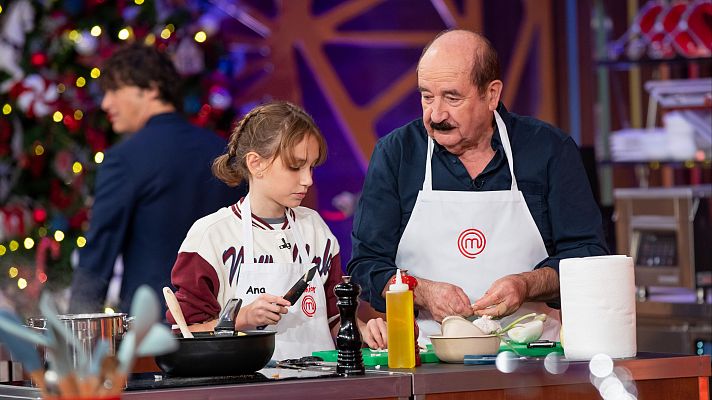 El abuelo de Ana se emociona  junto a su nieta