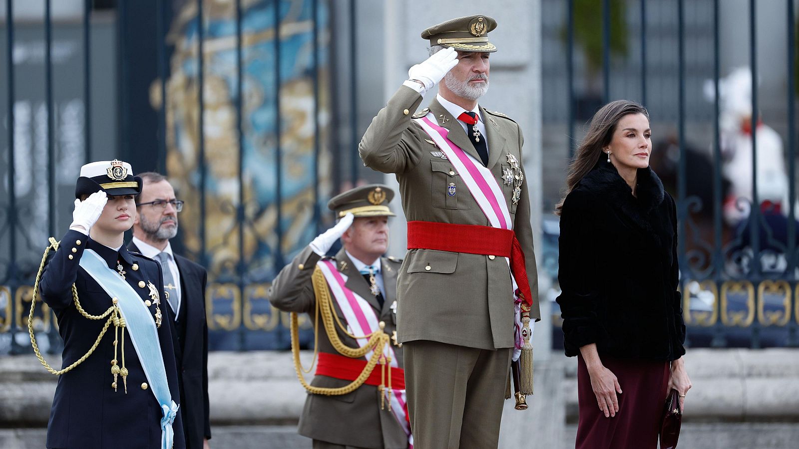 El rey felicita a las Fuerzas Armadas por su papel en la dana