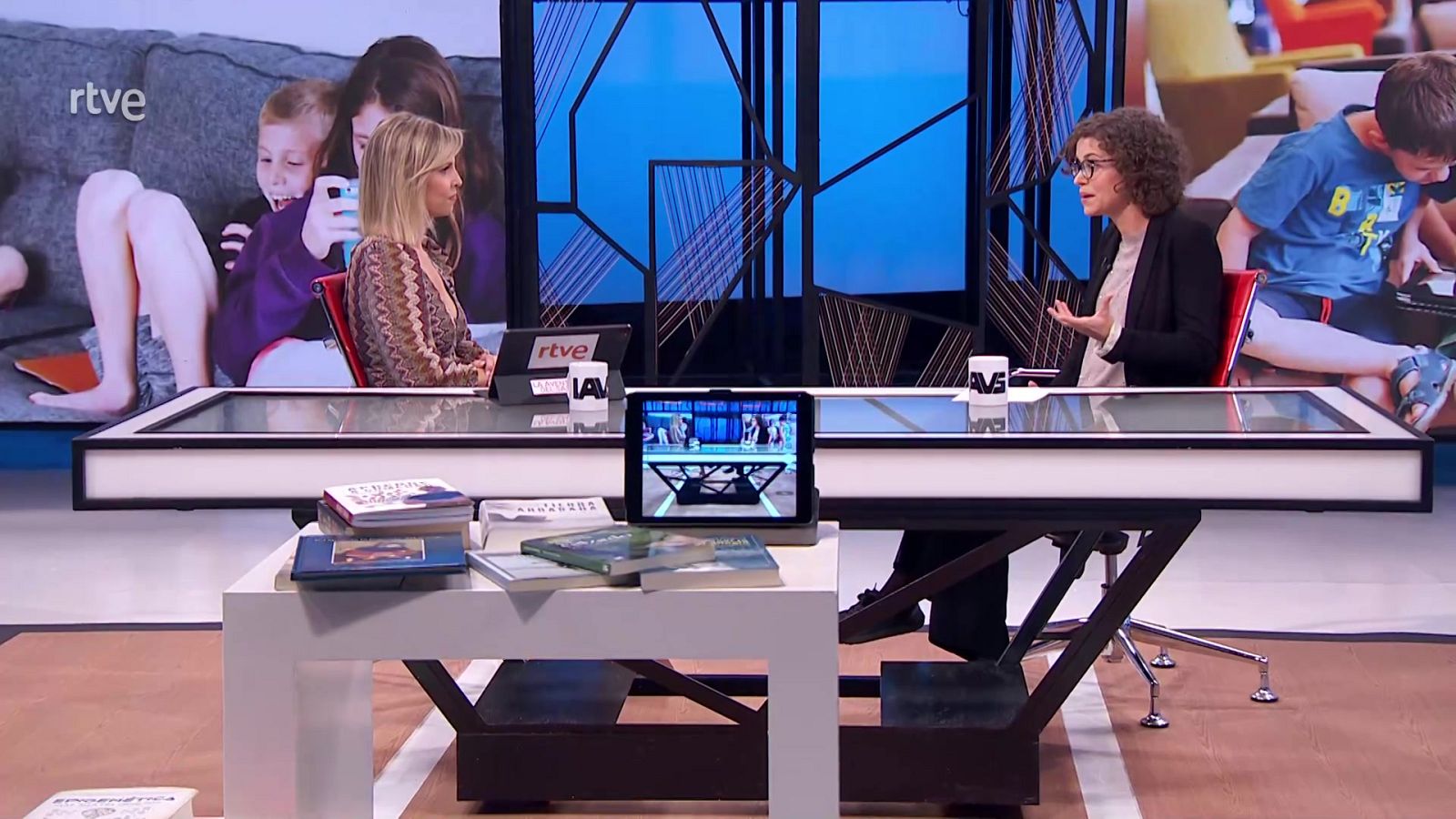 Rocío Paños presenta el proyecto ‘Familias Digitales’, una iniciativa que tiene como objetivo ayudar a padres, madres y jóvenes a resolver positivamente los conflictos por el uso de la tecnología.