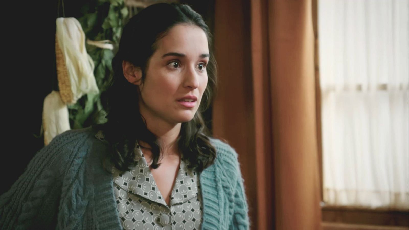 Silvia echa de su casa a Pietro y Antonia - Salón de té La Moderna | Ver