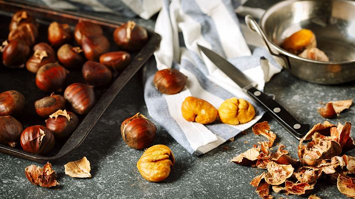 Telediario 1 - Un policía local salva la vida a una mujer que se atragantó con una castaña en Sevilla