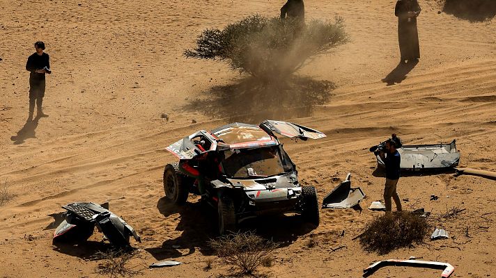 Sebastien Loeb pierde casi todas sus opciones en el Dakar tras un accidente con dos vueltas de campana