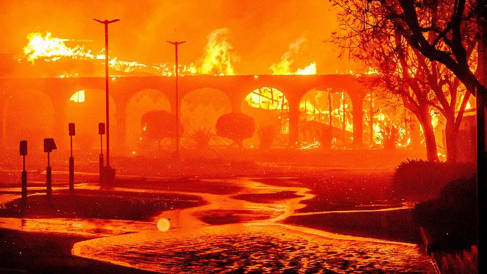 Evacuadas 30.000 personas por un incendio en Los Ángeles