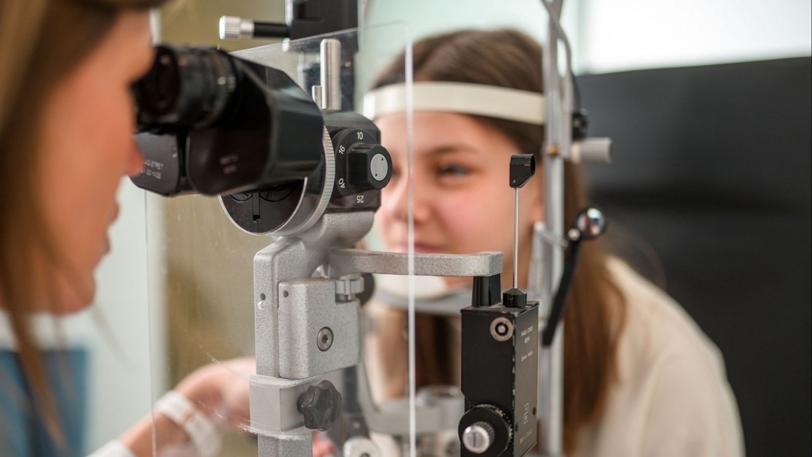 Un tratamiento pionero busca ralentizar la miopía en los niños | Ver