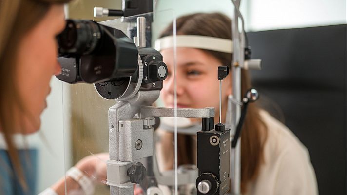 Telediario 1 - Un tratamiento pionero del Hospital Clínico de Madrid trabaja para ralentizar la miopía en los niños