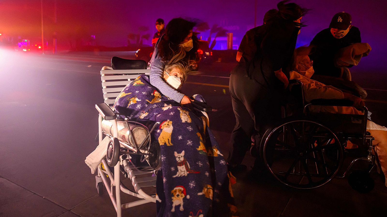 Los bomberos se enfrentan a tres focos en el incendio de Los Ángeles | Ver