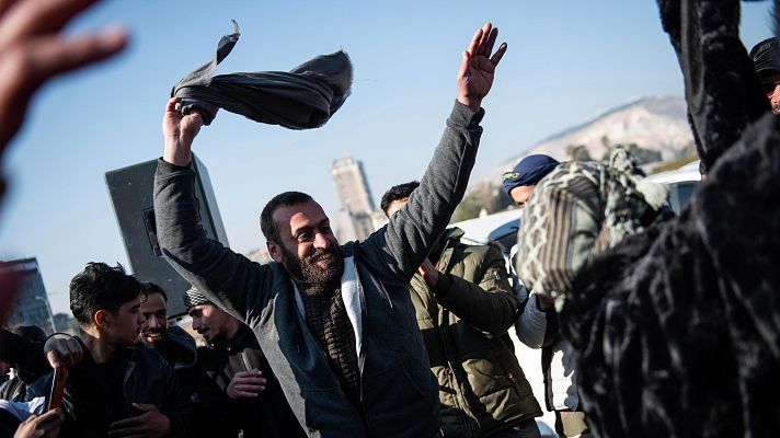 Telediario Internacional - Transición en Siria: soldados fieles a Al Asad entregan sus armas en los llamados "centros de reconciliación"