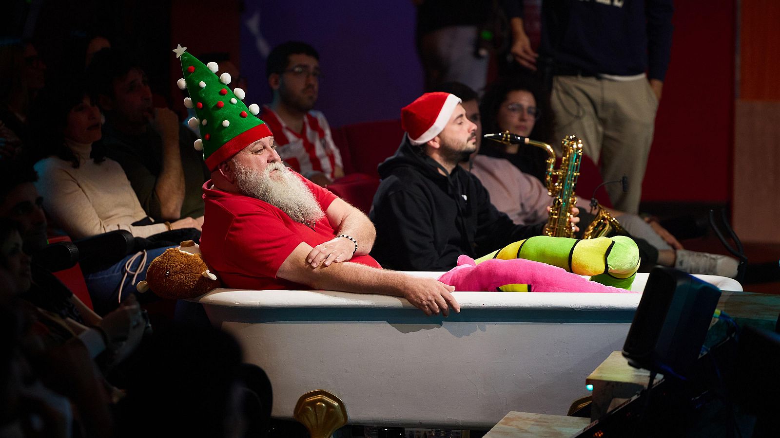 La Revuelta | Un doble de Papa Noel y una fan de Elvis 8/1/25 - La Revuelta | Ver