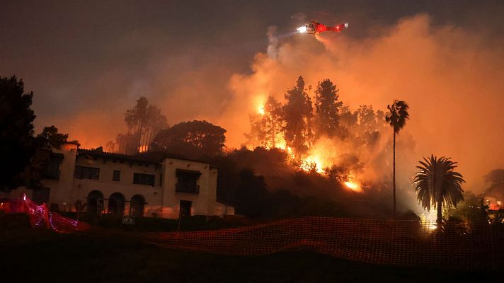 Los incendios en el condado de Los Ángeles avanzan sin control y dejan al menos cinco muertos