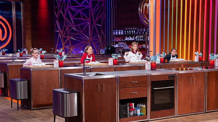 Sophie se pierde y Carlos Maldonado le ayuda en el cocinado - MasterChef | Ver