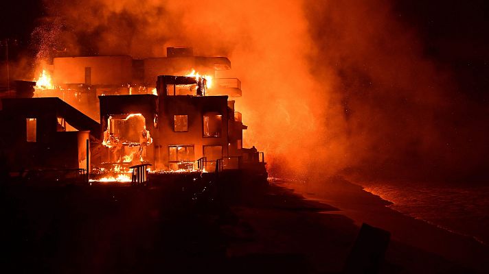 El fuego continúa devorando a Los Ángeles y deja al menos cinco muertos