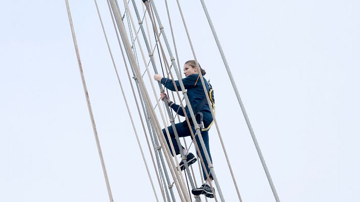 La princesa sube a uno de los palos del Elcano, uno de sus primeros ejercicios a bordo