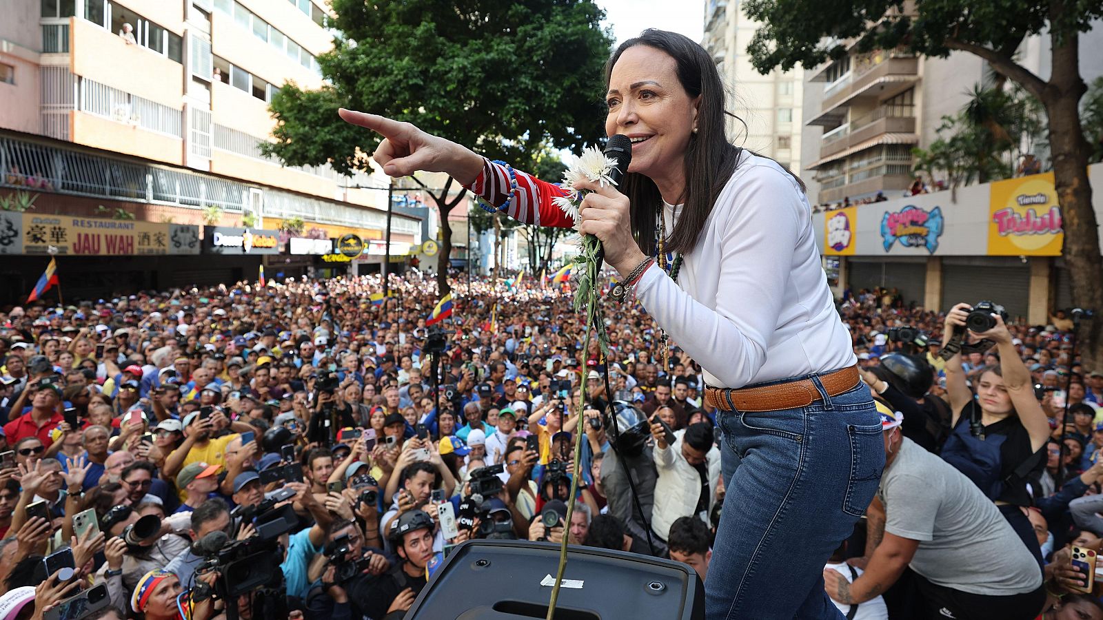 María Corina Machado dice estar "en un lugar seguro"