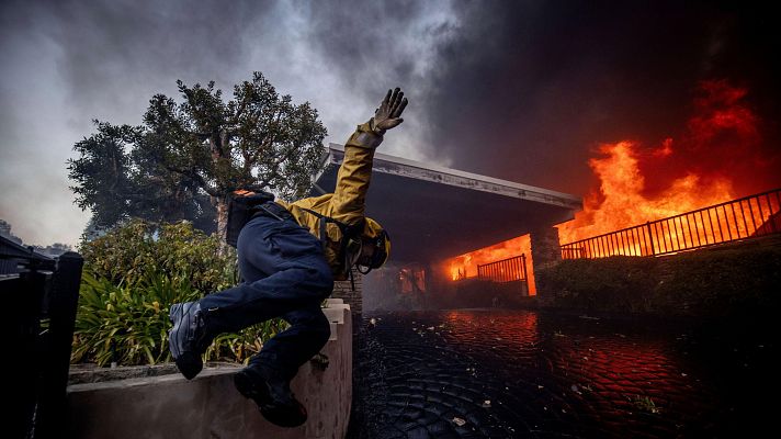 El fuego que arrasa Los Ángeles deja ya 10 muertos