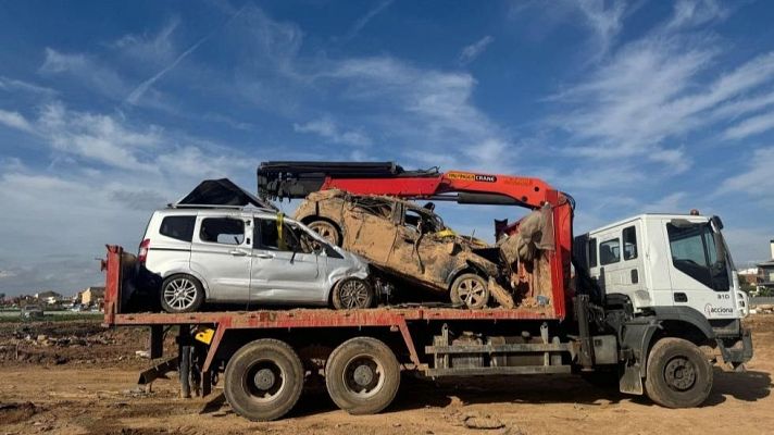 Telediario 1 - Coches apilados dos meses después de la dana: 30.000 vehículos se han llevado a desguaces
