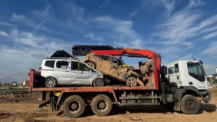 Coches apilados dos meses después de la dana: 30.000 vehículos se han llevado a desguaces