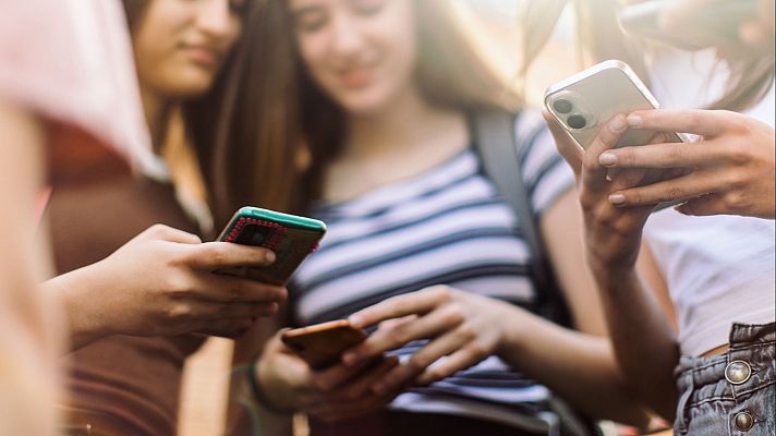 Telediario 1 - Prohibir los móviles en las aulas reduce el ciberacoso, según los primeros datos recogidos en Murcia