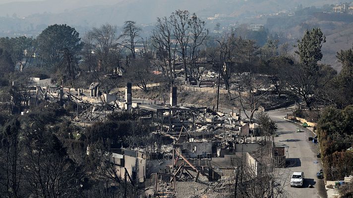 Telediario 2 - El fuego arrasa Los Ángeles y deja más de 153.000 evacuados