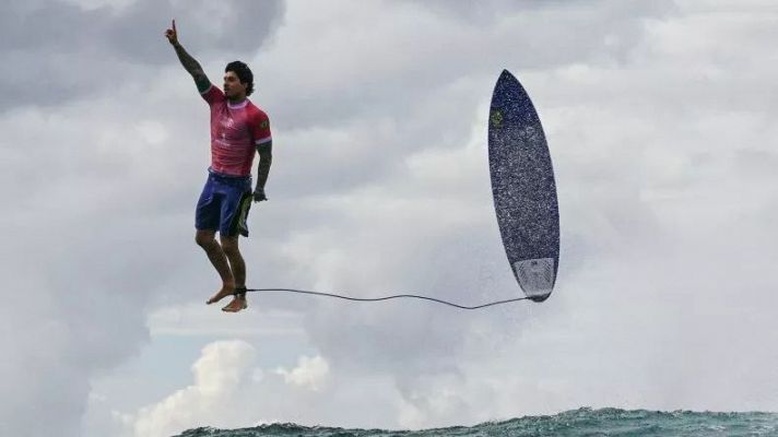 El surfista Gabriel Medina levitando sobre las aguas, mejor fotografía deportiva de 2024