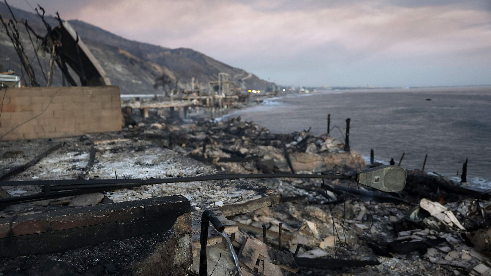 El fuego arrasa Los Ángeles