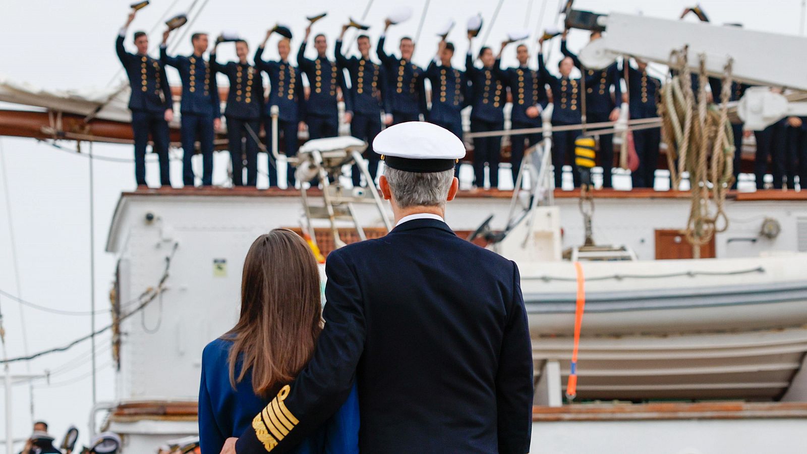 Emotiva despedida de los reyes a Leonor antes de embarcar en Elcano