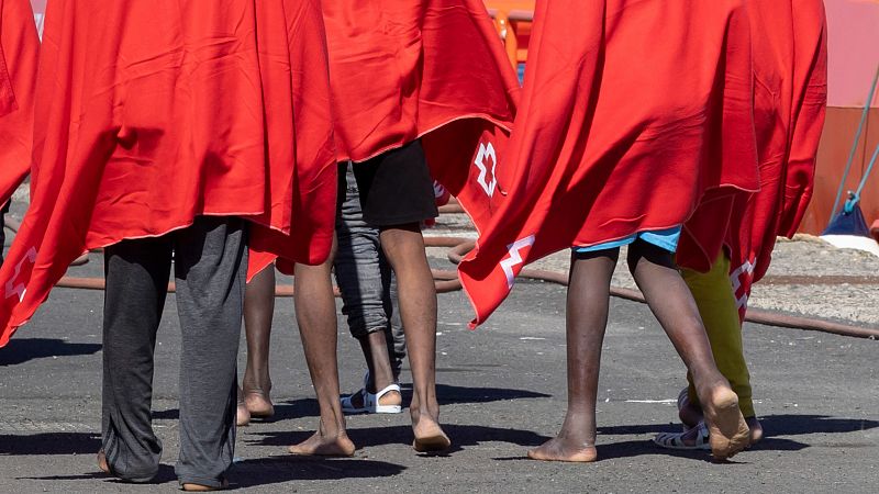 Rescatados dos cayucos en Canarias con 227 migrantes a bordo - Fin de semana 24h | Ver