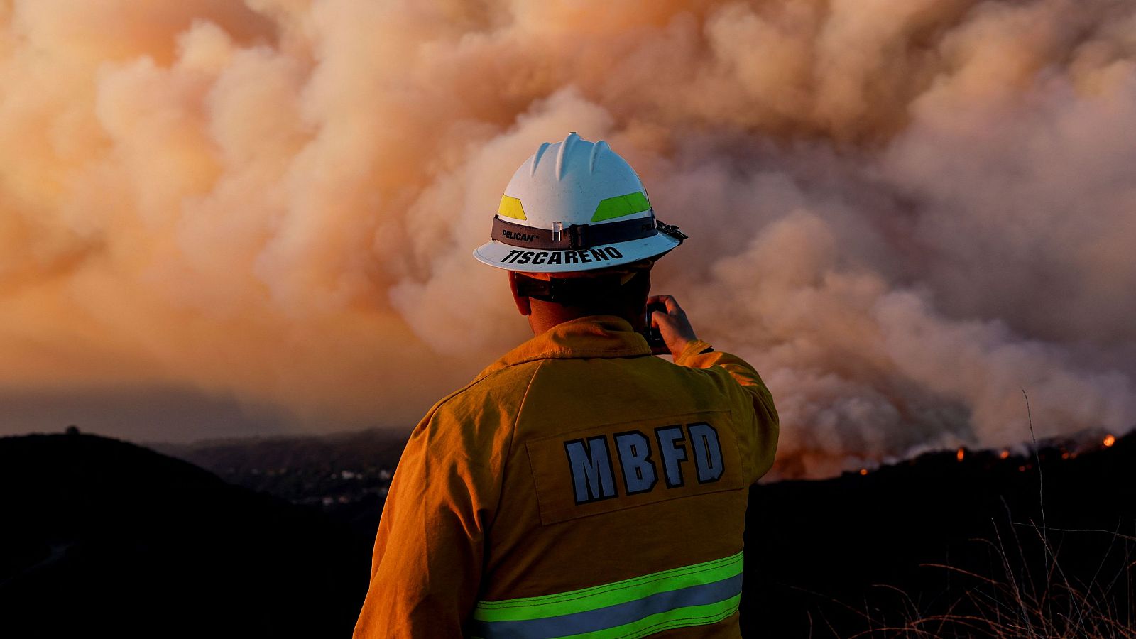 El fuego amenaza nuevas casas en Los Ángeles