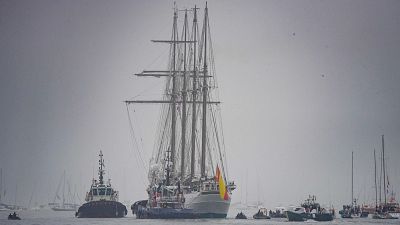 Los reyes despiden a la princesa Leonor, que se embarca en el Juan Sebastin de Elcano