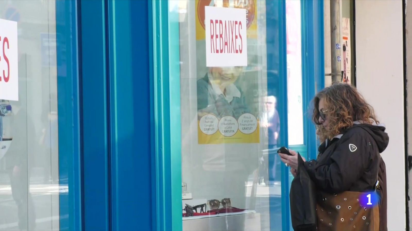 Primer diumenge de rebaixes, desvirtuat pels descomptes durant tot l'any - L'Informatiu | Veure