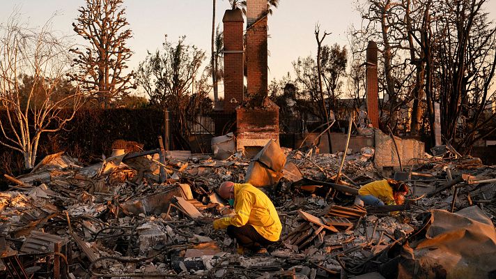 Los Ángeles llora a sus muertos mientras se buscan soluciones para frenar las llamas