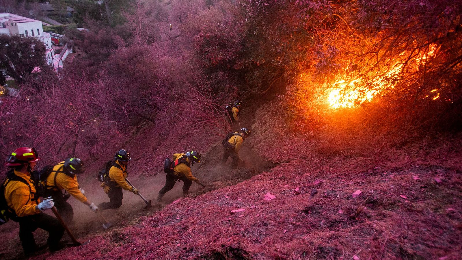 Tres grandes focos continúan activos en los incendios de Los Ángeles