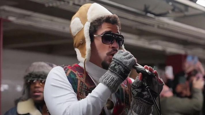Telediario 1 - Bad Bunny presenta su nuevo disco en un concierto en el metro de Nueva York con Jimmy Fallon